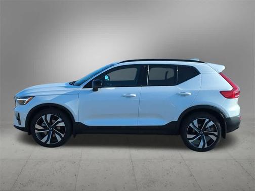 2025 Volvo XC40 B5 Plus Dark Theme