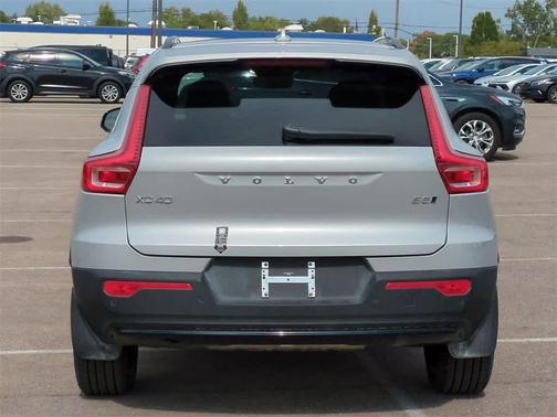 2025 Volvo XC40 B5 Ultra Dark Theme