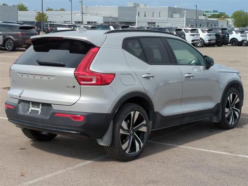 2025 Volvo XC40 B5 Ultra Dark Theme