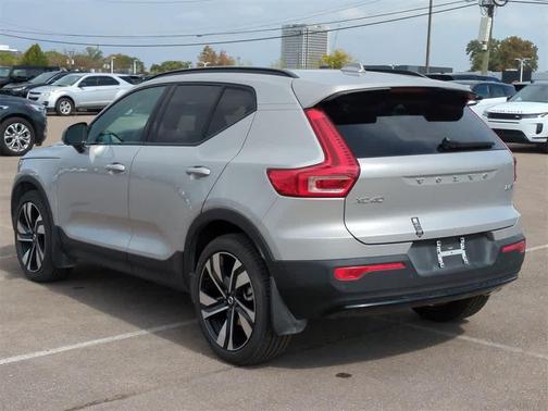 2025 Volvo XC40 B5 Ultra Dark Theme