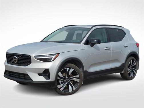 2025 Volvo XC40 B5 Ultra Dark Theme