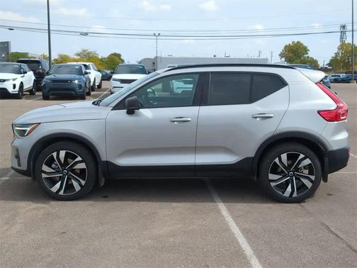 2025 Volvo XC40 B5 Ultra Dark Theme