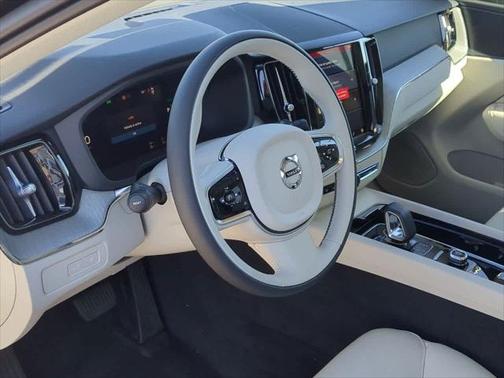 2025 Volvo XC60 Plug-In Hybrid Plus