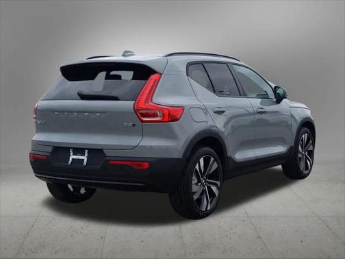 2025 Volvo XC40 B5 Plus Dark Theme