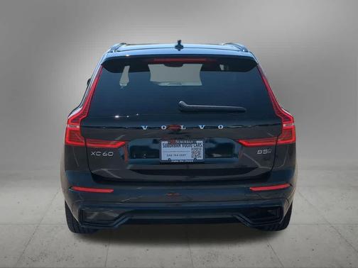 Onyx Black Metallic 2024 Volvo XC60 B5 Plus Dark Theme