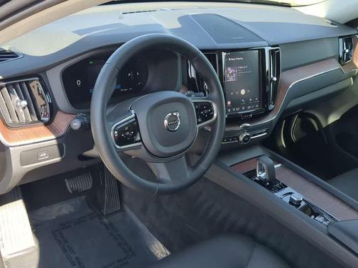 Onyx Black Metallic 2024 Volvo XC60 B5 Plus Dark Theme