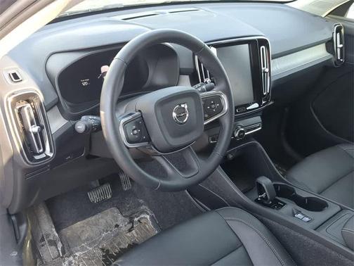 2026 Volvo XC40 Core, B5 AWD Gas (mild hybrid), Dark