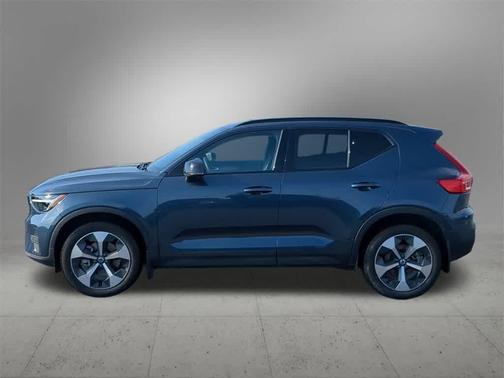 2026 Volvo XC40 Core, B5 AWD Gas (mild hybrid), Dark
