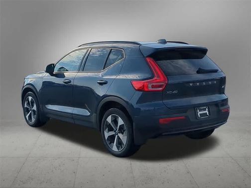2026 Volvo XC40 Core, B5 AWD Gas (mild hybrid), Dark