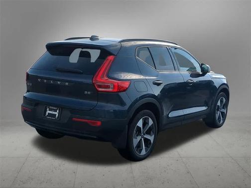 2026 Volvo XC40 Core, B5 AWD Gas (mild hybrid), Dark