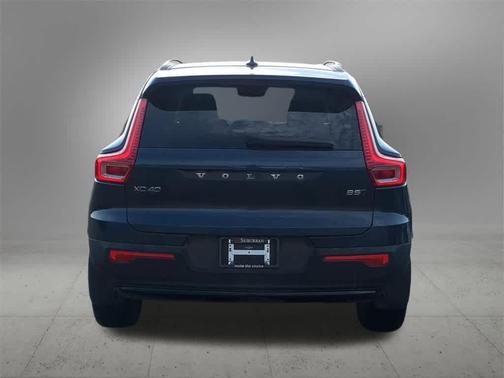 2026 Volvo XC40 Core, B5 AWD Gas (mild hybrid), Dark