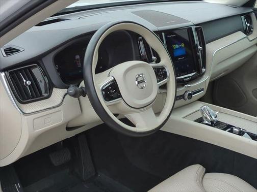 2023 Volvo XC60 B5 Ultimate Bright Theme
