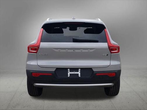 2025 Volvo XC40 B5 Ultra Bright Theme