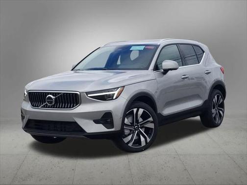 2025 Volvo XC40 B5 Ultra Bright Theme