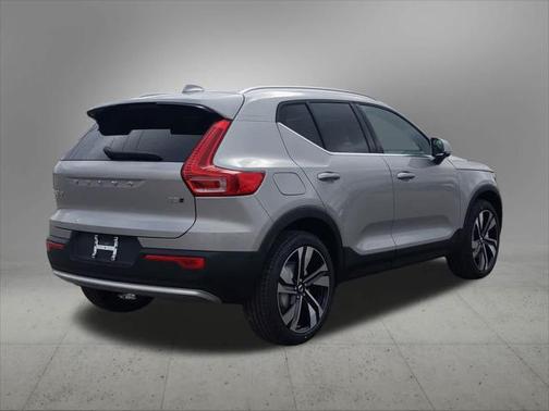 2025 Volvo XC40 B5 Ultra Bright Theme
