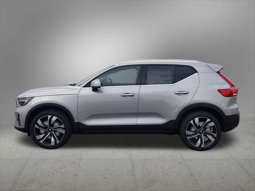 2025 Volvo XC40 B5 Ultra Bright Theme