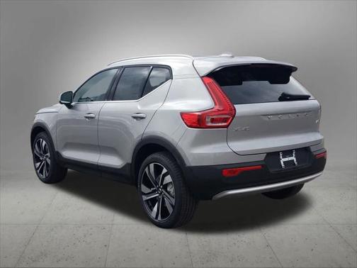 2025 Volvo XC40 B5 Ultra Bright Theme
