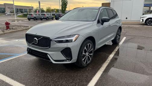 Vapour Grey Metallic 2024 Volvo XC60 B5 Plus Dark Theme