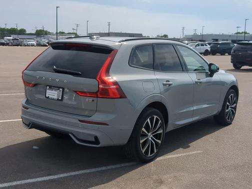Vapour Grey Metallic 2024 Volvo XC60 B5 Plus Dark Theme