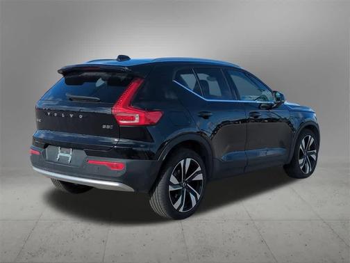 2023 Volvo XC40 B5 Ultimate Bright Theme
