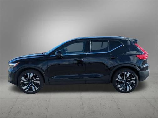 2023 Volvo XC40 B5 Ultimate Bright Theme