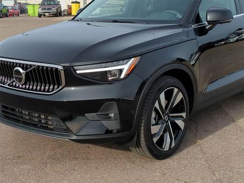 2023 Volvo XC40 B5 Ultimate Bright Theme