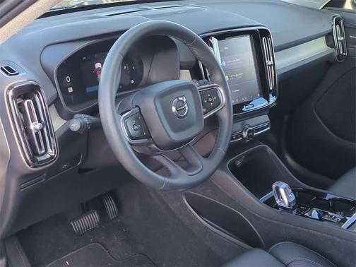 2023 Volvo XC40 B5 Ultimate Bright Theme