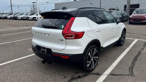 Crystal White Metallic 2022 Volvo XC40 T5 R-Design