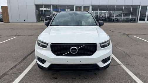 Crystal White Metallic 2022 Volvo XC40 T5 R-Design