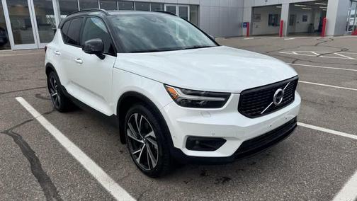 Crystal White Metallic 2022 Volvo XC40 T5 R-Design