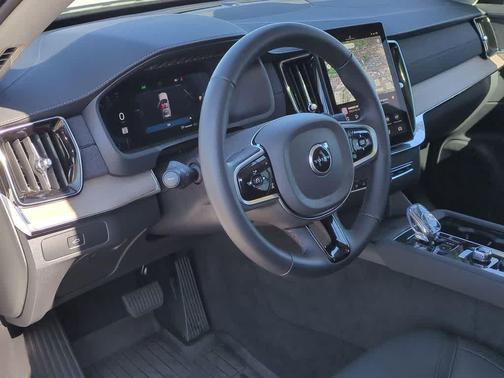 2025 Volvo XC90 B5 Core