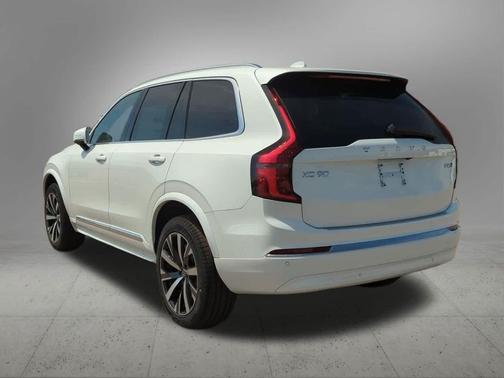 2025 Volvo XC90 B5 Core