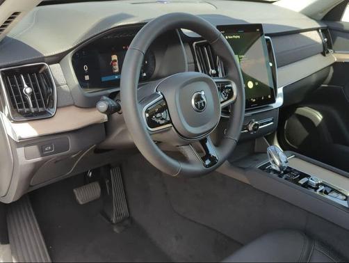 2025 Volvo XC90 B5 Core