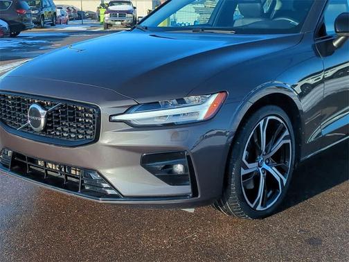 2024 Volvo S60 B5 Core Dark Theme