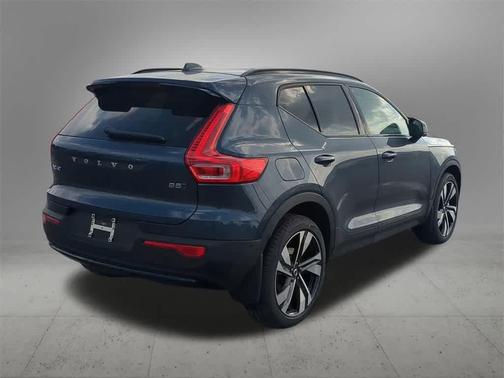 2026 Volvo XC40 Plus, B5 AWD Gas (mild hybrid), Dark