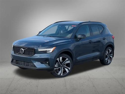 2026 Volvo XC40 Plus, B5 AWD Gas (mild hybrid), Dark