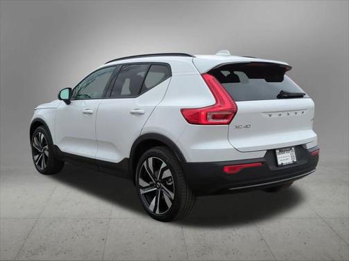 2025 Volvo XC40 B5 Plus Dark Theme