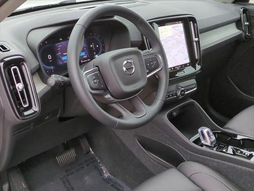 2025 Volvo XC40 B5 Plus Dark Theme