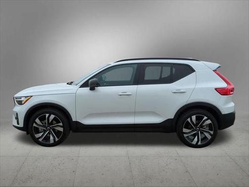 2025 Volvo XC40 B5 Plus Dark Theme