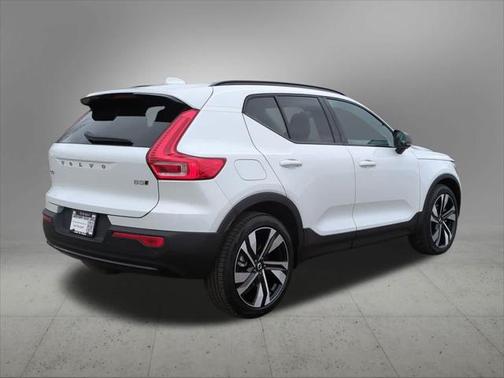 2025 Volvo XC40 B5 Plus Dark Theme