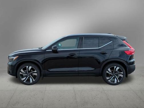 2025 Volvo XC40 B5 Plus Bright Theme