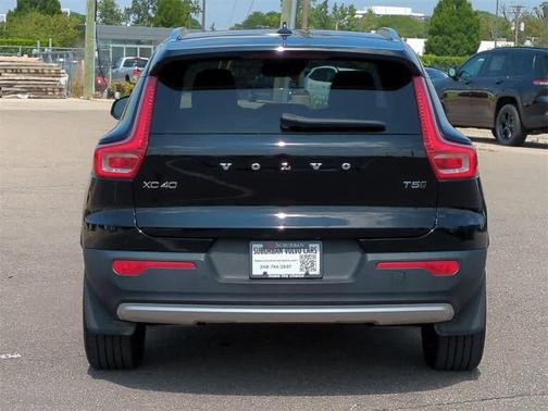 2021 Volvo XC40 T5 Momentum