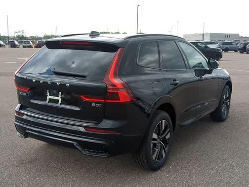 Onyx Black Metallic 2026 Volvo XC60 B5 Plus