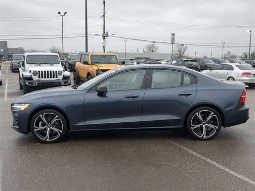 2024 Volvo S60 B5 Plus Dark Theme