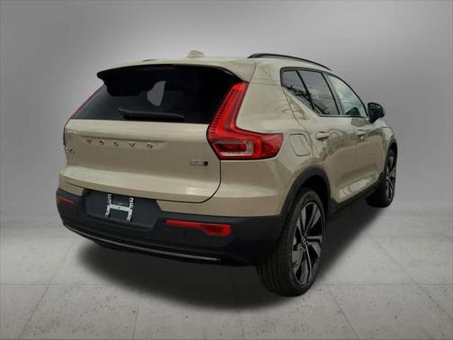 2025 Volvo XC40 B5 Plus Dark Theme