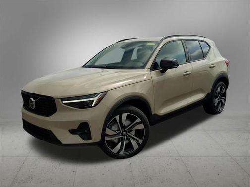 2025 Volvo XC40 B5 Plus Dark Theme