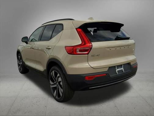 2025 Volvo XC40 B5 Plus Dark Theme