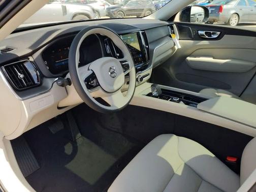 2025 Volvo XC60 B5 Plus