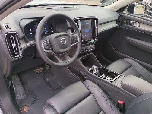 2023 Volvo XC40 B5 Ultimate Dark Theme