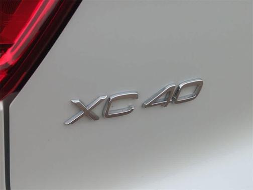 2023 Volvo XC40 B5 Ultimate Dark Theme